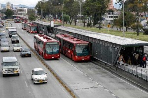 79f78c24c3f7528114bf7ac039788e10 Le Transmilenio et les minibus