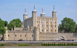 1024px Tower of London viewed from the River Thames Visiter Londres tout inclus!