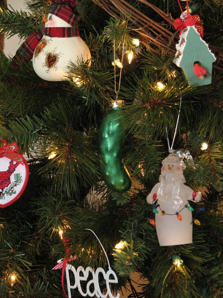 800px Pickle ornament doubly excellent 2132257578 Traditions de Noël loufoques!