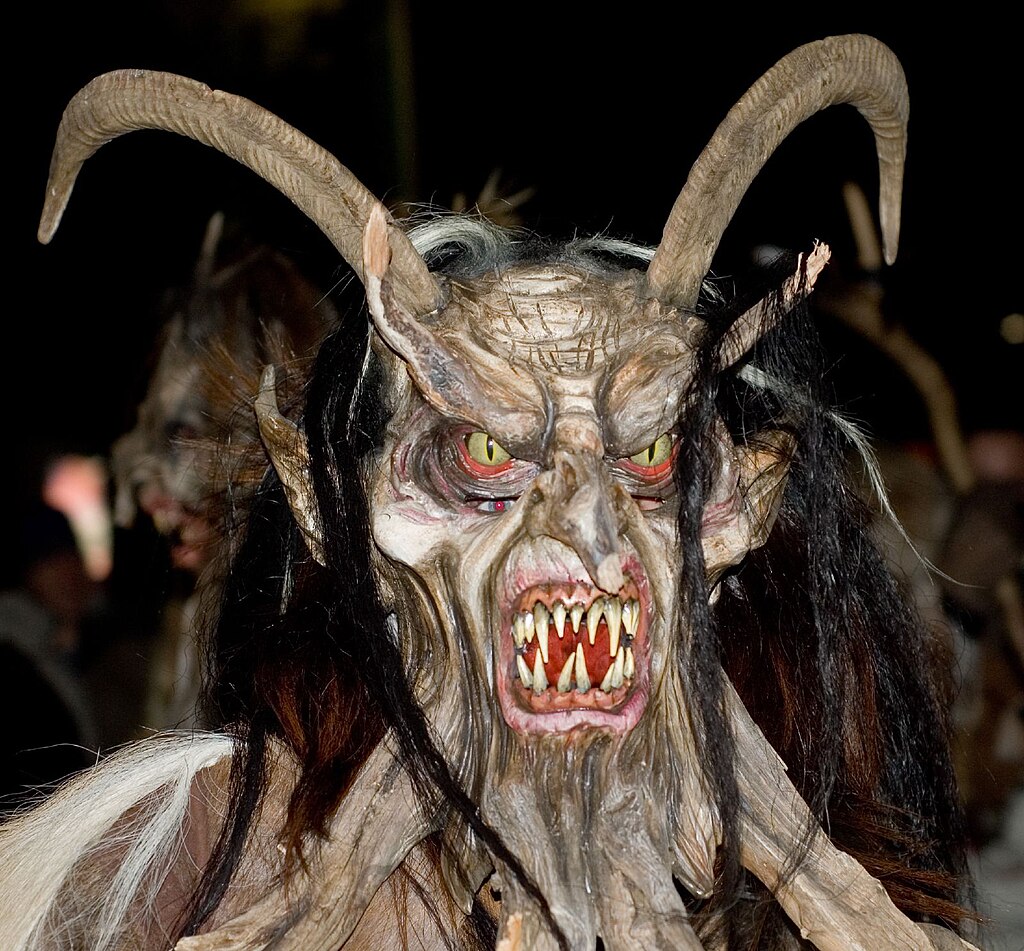 Krampus at Perchtenlauf Klagenfurt Traditions de Noël loufoques!